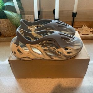 Authentic Yeezy foam runner ‘MXT moon grey’